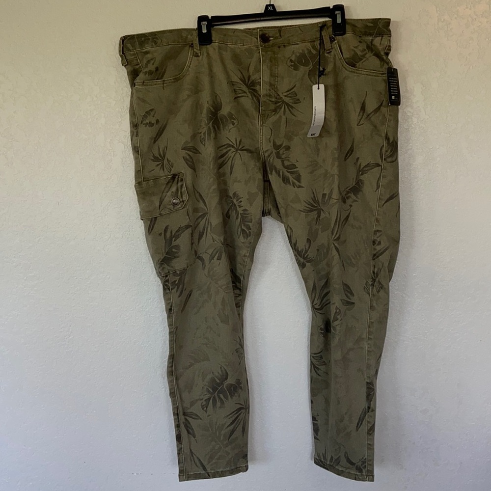 Kut from the Kloth Olive Green Leaf Pattern Ankle Skinny. 24W. NWT.